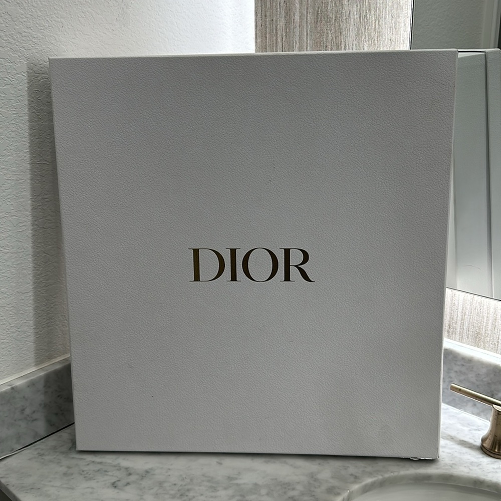 DIOR BOOK TOTE
BEIGE MULTICOLOR MIZZA EMBROIDERY- Large - Picture 7 of 9